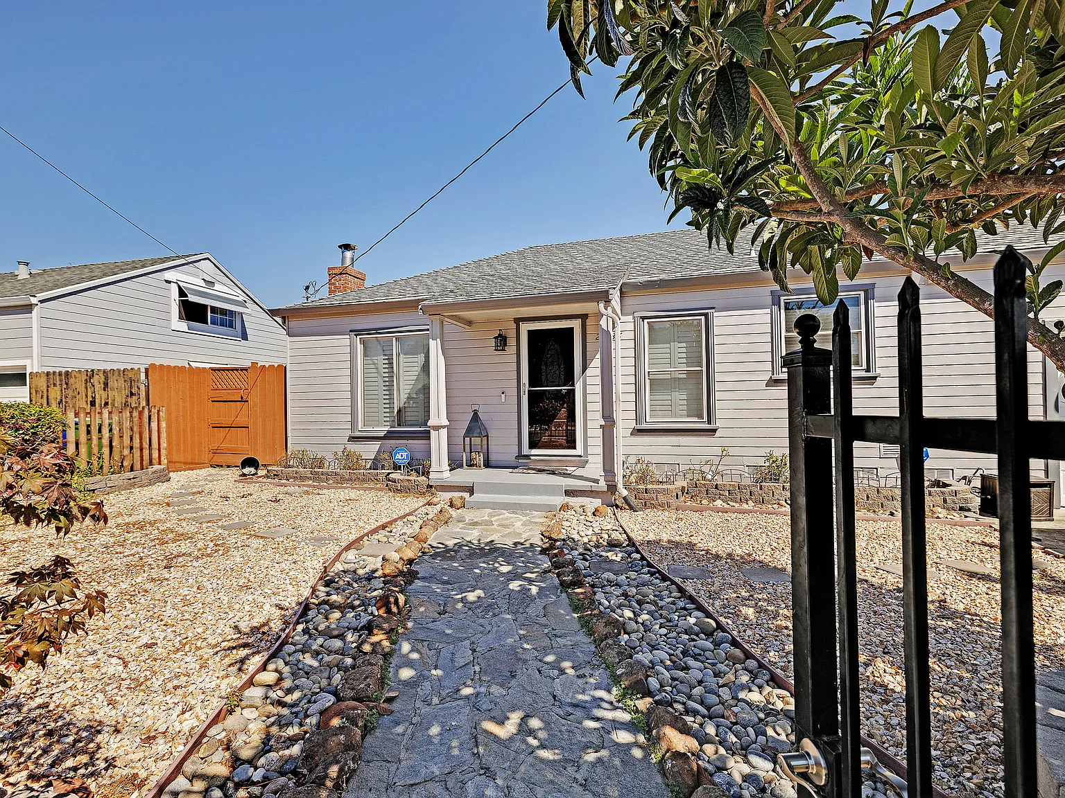 3 bed, 1180 sqft, $3,950 — Photo 1