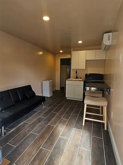 1413 S Warren Ave — Photo 3