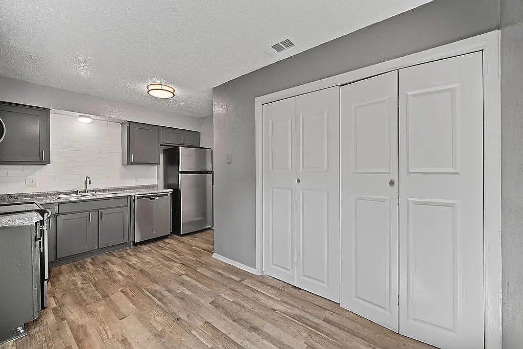 2 bed, 1.5 bath, 980 sqft, $1,395 — Photo 3
