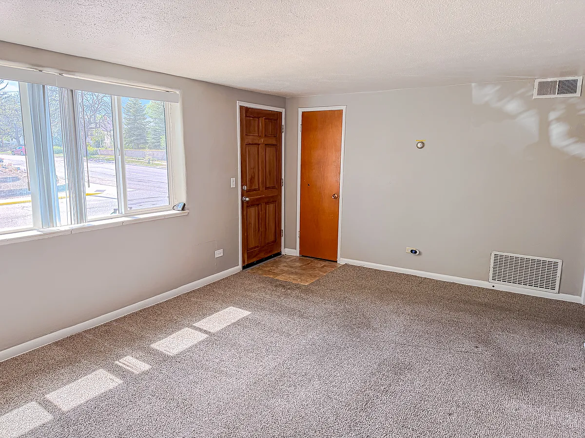 Living Area - 1921 Hugur Ave
