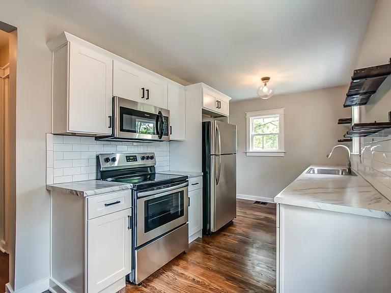1010 Meridian St #B — Photo 2