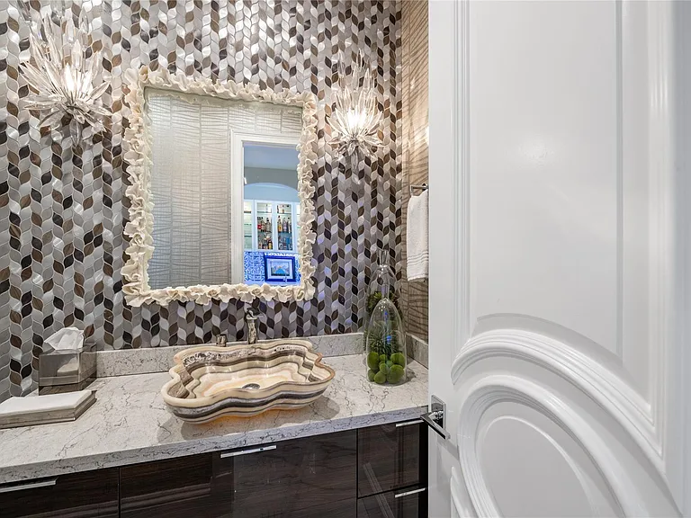 2307 N Riverside Dr — Photo 50