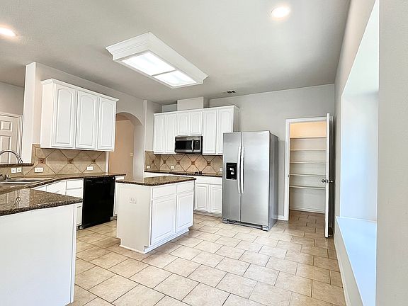 3rd image of 7205 Middleburg Dr
