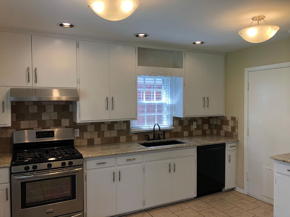 Newly remodeled kitchen with granite countertops