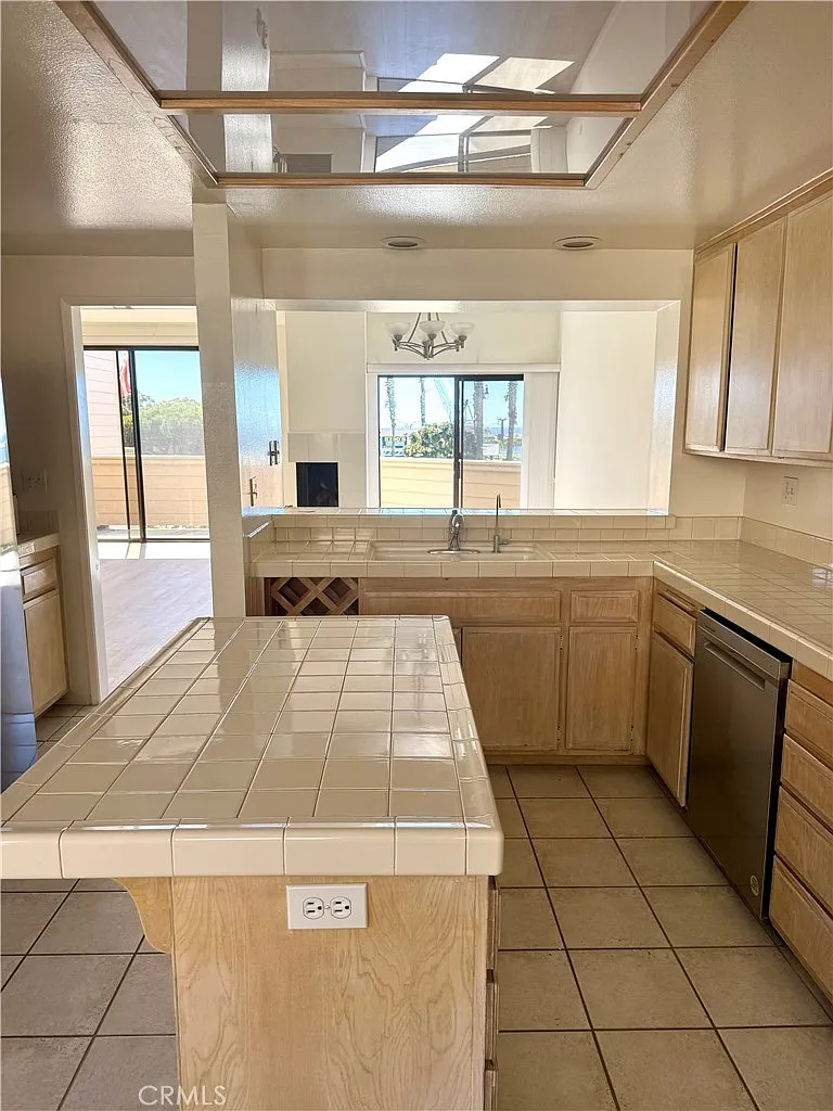 2 bed, 1923 sqft, $6,150 — Photo 1