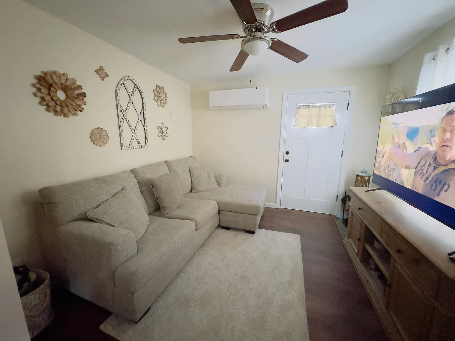 3 bed, 800 sqft, $2,500 — Photo 3