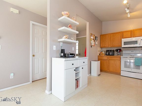 5th image of 10 Pebble Brook Ln