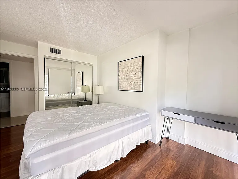 17011 N Bay Rd #202 — Photo 11