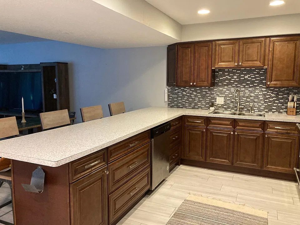 Large peninsula with updated appliances