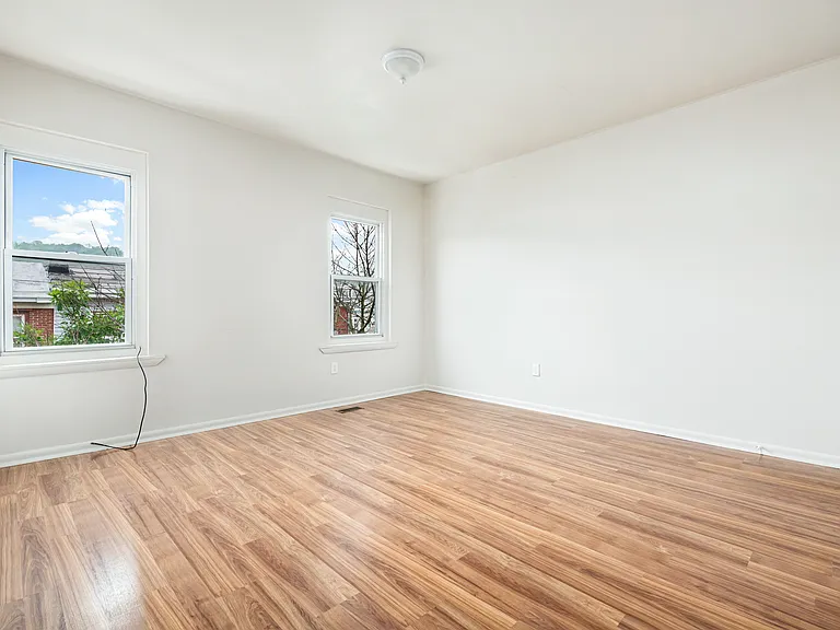 202 E Hector 2nd Floor — Photo 2