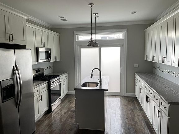 3rd image of 1446 N Myrtlewood St