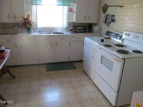 2nd image of 90 Lake Meadow Dr