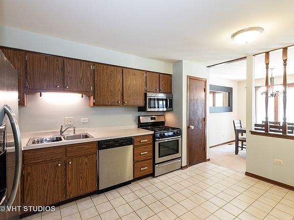 3rd image of 6815 Crown Ln