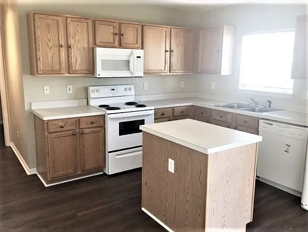 4 bed, 2.5 bath, 2037 sqft, $2,535 — Photo 3