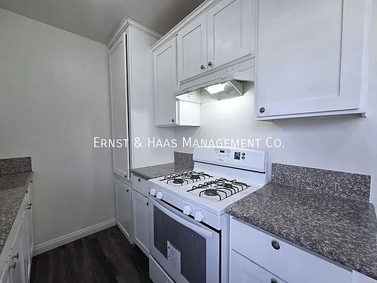 1527 Junipero Ave #20 — Photo 8