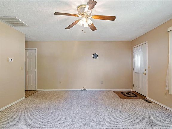 4th image of 4 Woodmere Dr