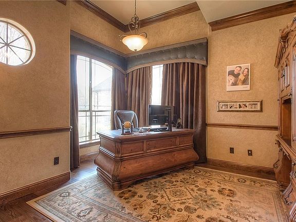 3rd image of 1041 Crown Valley Dr