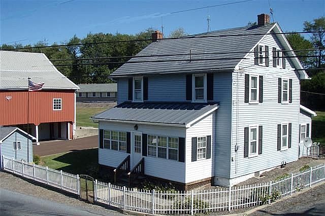 Front of home w/view of barn