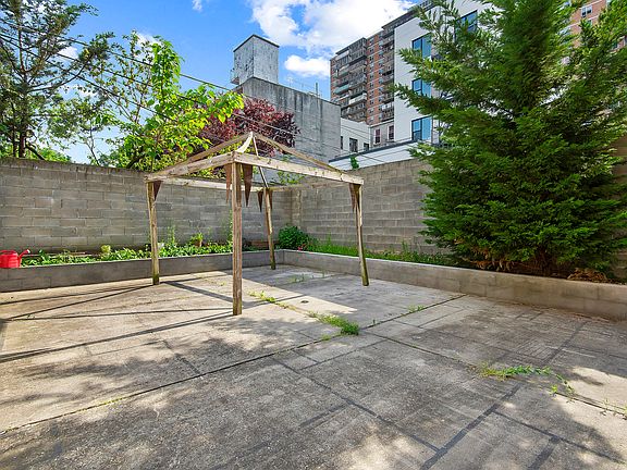 3rd image of 122 Boerum St APT 1R