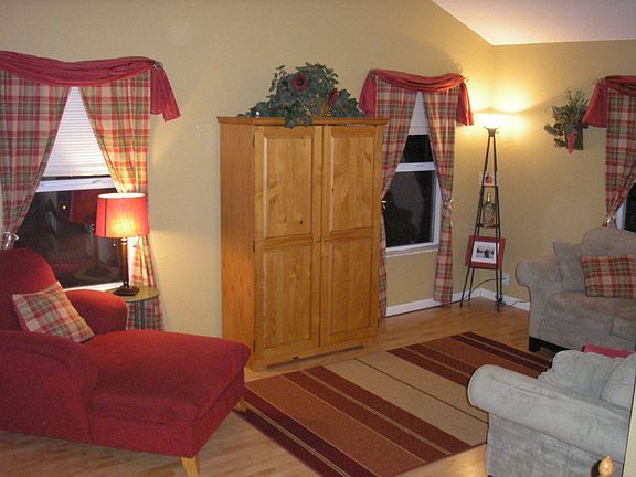 2nd image of 832 Creekwood Ln