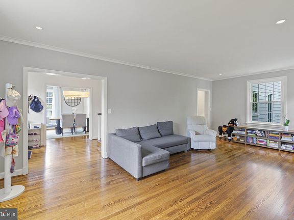 5th image of 3901 Woodbine St