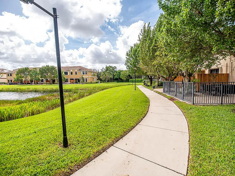 10283 Wellington Parc Dr — Photo 32