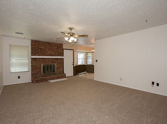 Spacious living room