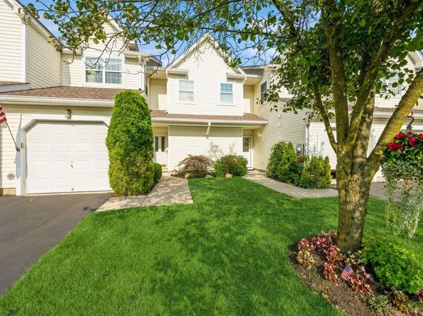 313 Erik Drive #313, East Setauket, NY 11733