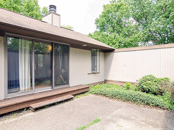 5th image of 814 Sunset Dr APT 1
