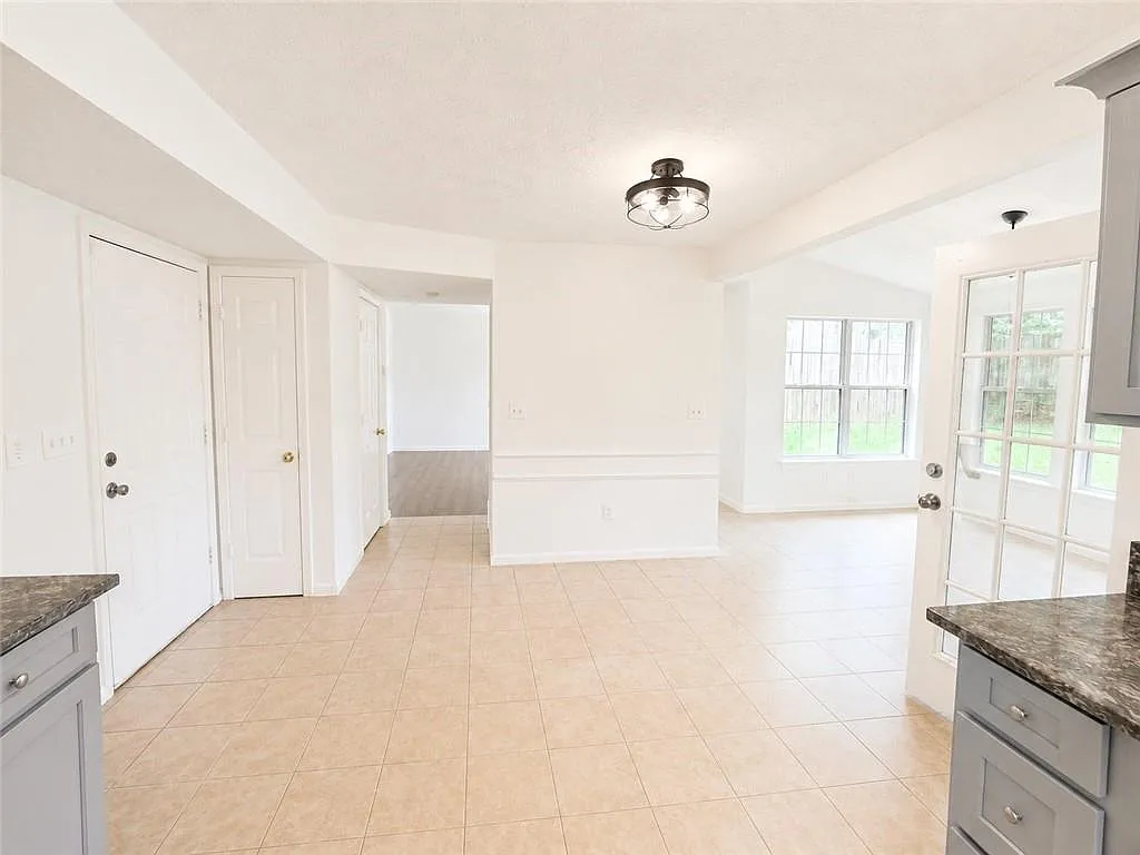 4 bed, 2.5 bath, 1947 sqft, $2,200 — Photo 4