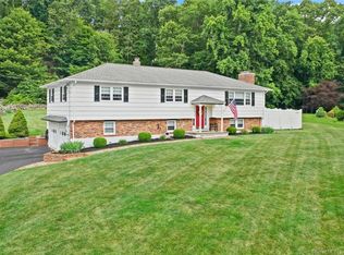 115 Greenwood Ln, Monroe, CT 06468