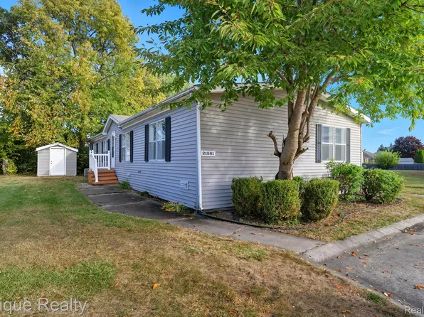 21581 Clochette Dr, Macomb, MI 48044