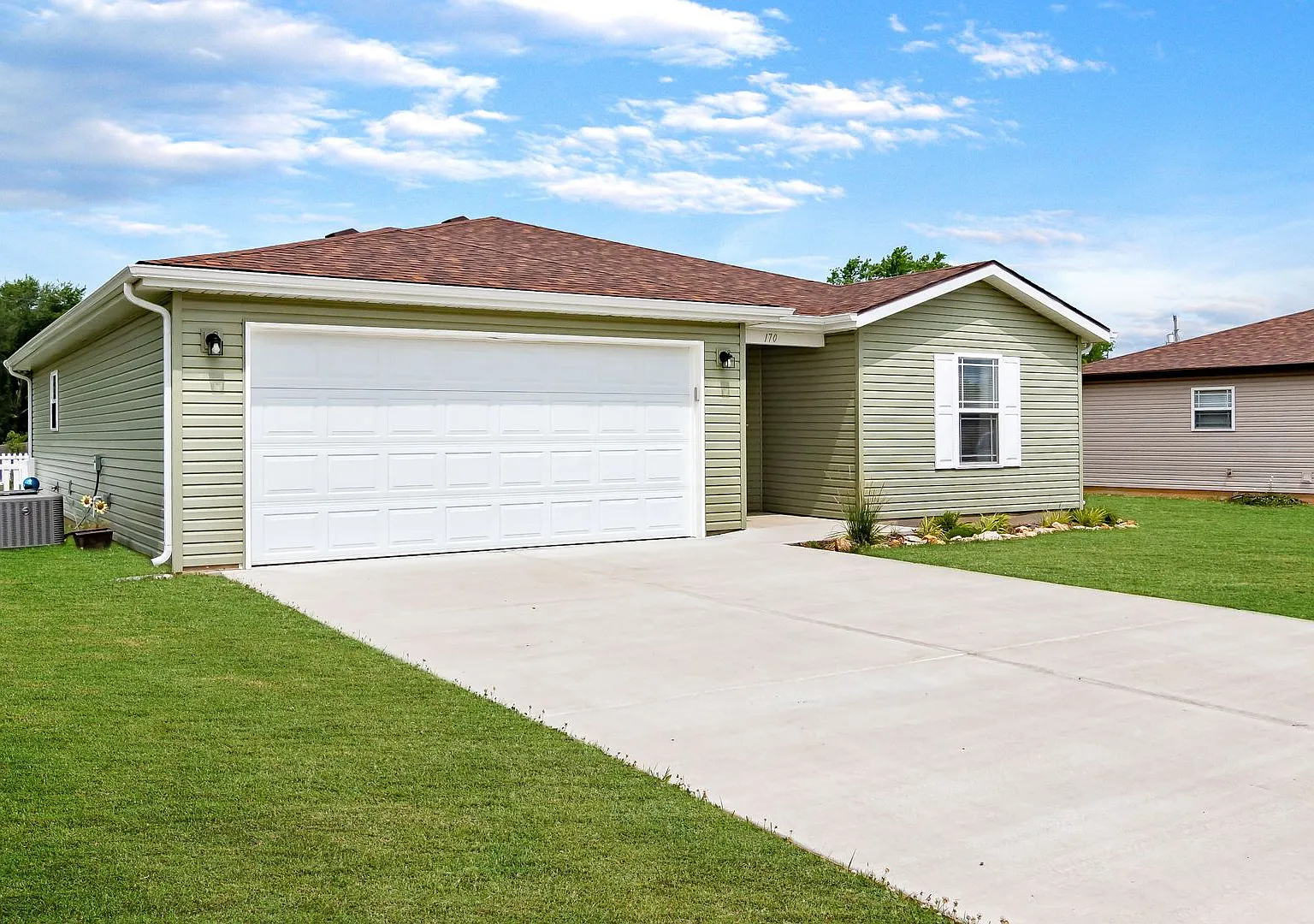 3 bedroom 2 bath 2 Car Garage with fenced yard for rent, Hollister, MO — Photo 4