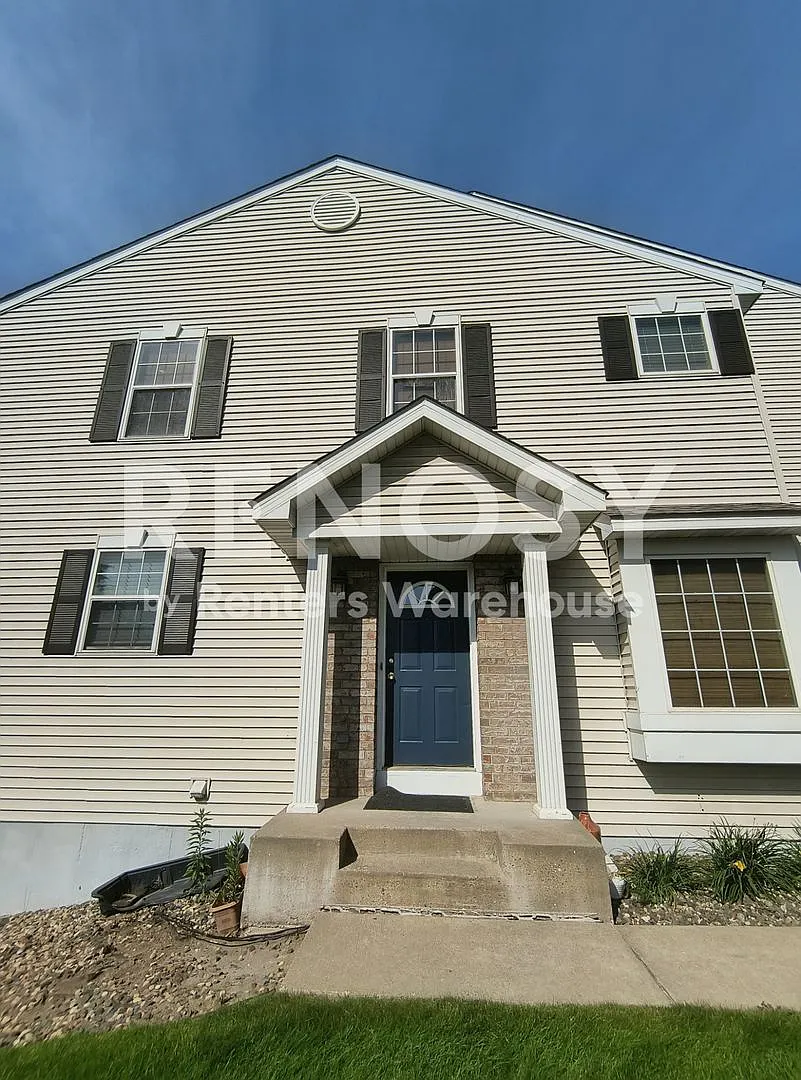 4BD/3.5BA Townhome in Apple Valley Available Now! — Photo 1