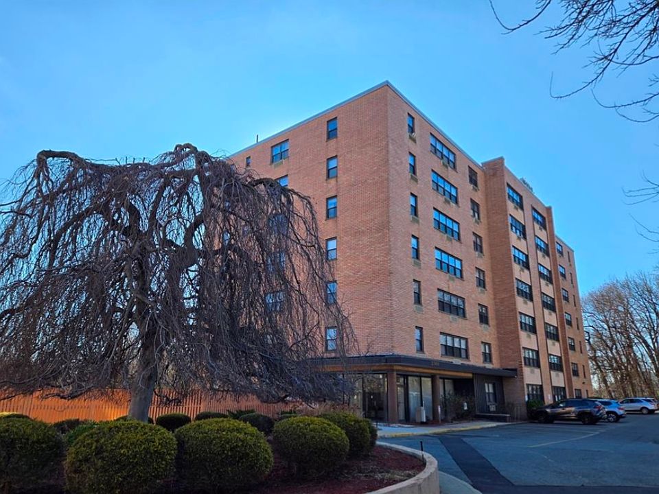 1st image of 2348 Linwood Ave APT 3L