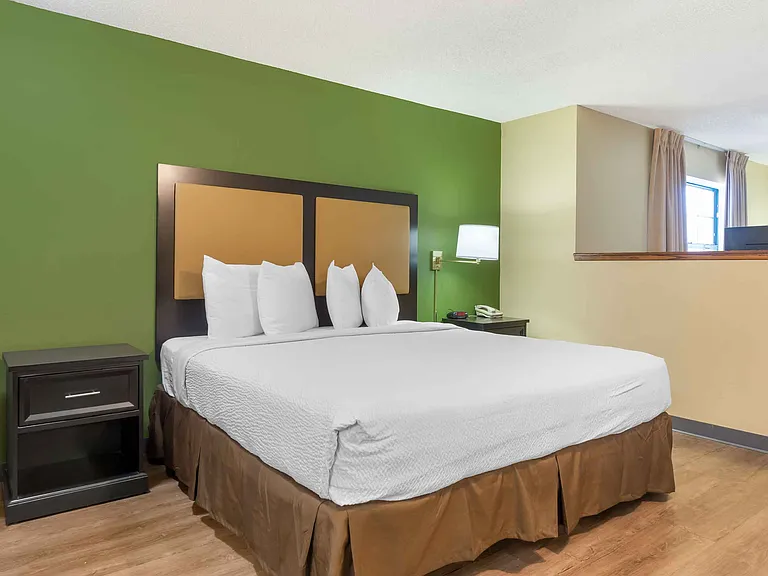 Deluxe Studio - 1 King Bed