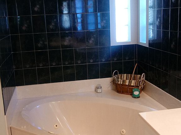 Jacuzzi tub master bath 