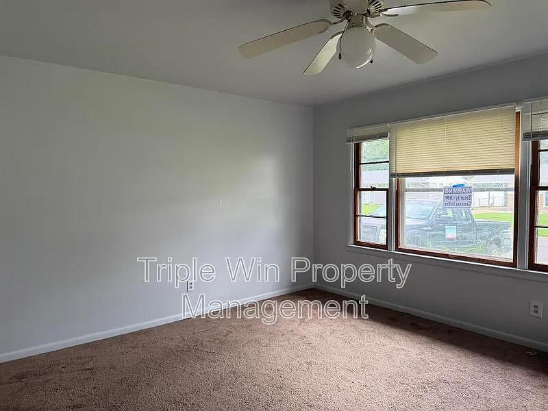 3 bed, 1.0 bath, 912 sqft, $1,500 — Photo 2