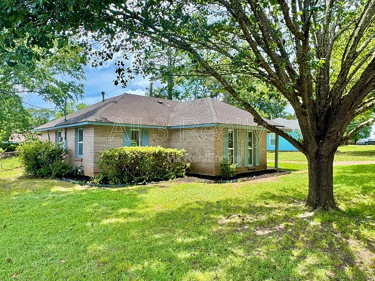 3224 Little John Dr — Photo 2