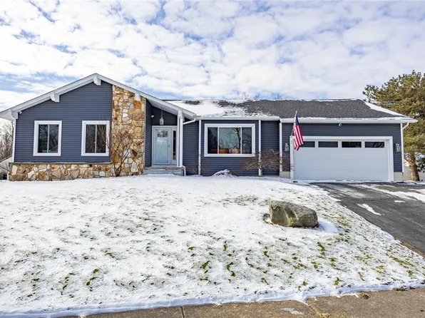 5 Silver Ridge Dr, Rochester, NY 14626