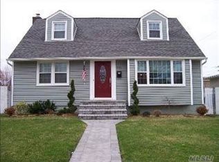 541 Lucille Ave, Franklin Square, NY 11010