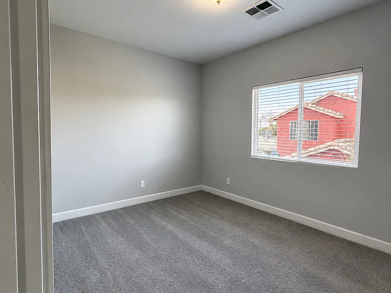 1006 E Odeum Ln — Photo 6