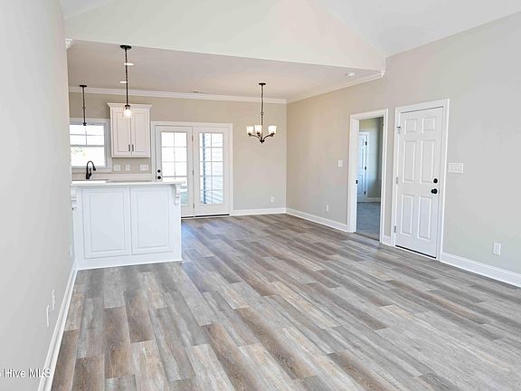 4th image of 3808 Valleyfield Lane N