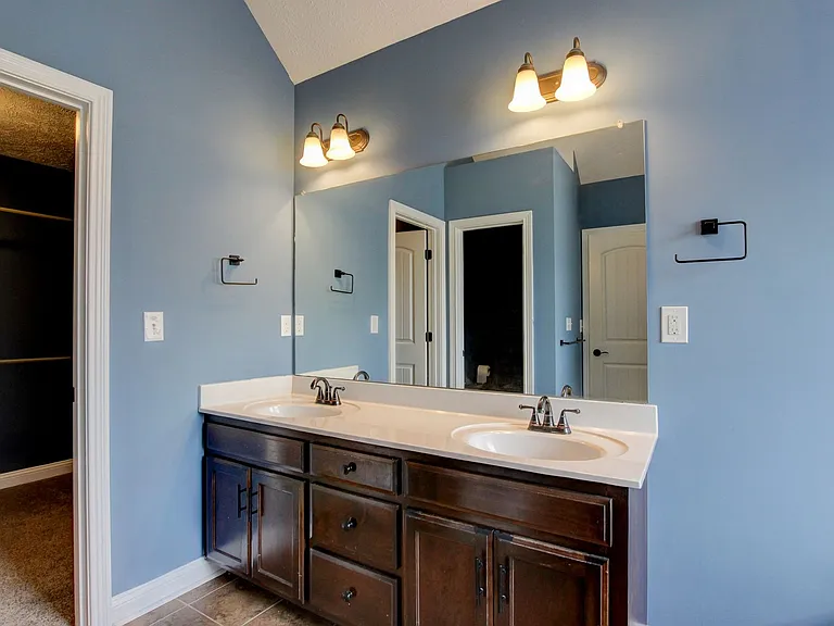 716 Cavalier Dr — Photo 21