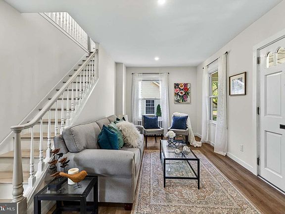 4th image of 89 Saxer Ave