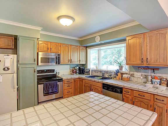5th image of 722 Christina Ct