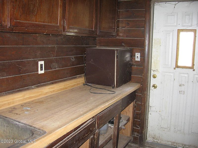 5th image of 1009 Eaton Corners Road