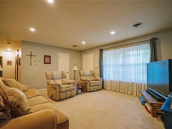 3rd image of 1136 Eastwood Dr