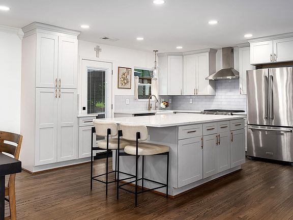 2nd image of 1020 Wickford Rd