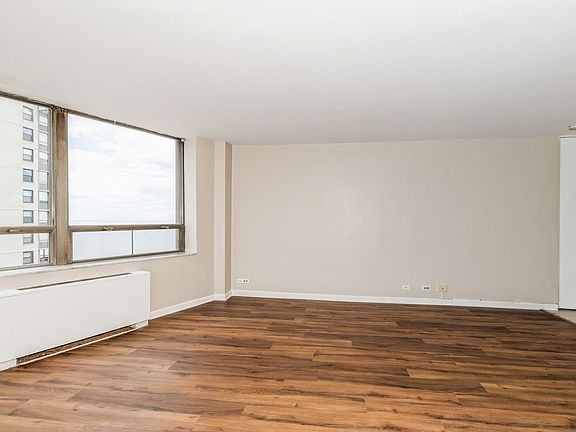 3rd image of 5701 N Sheridan Rd APT 12N